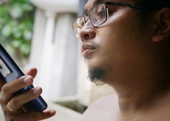 Analyzing the User Experience: Exploring Common Frustrations with WhatsApp Web and How They Impact User Confidence.