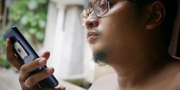 Analyzing the User Experience: Exploring Common Frustrations with WhatsApp Web and How They Impact User Confidence.